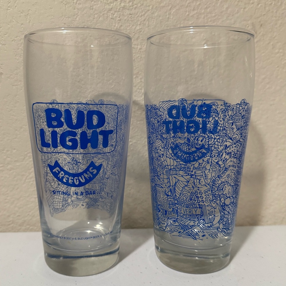 Set of 2 Bud Light Freegums Art Beer Glasses